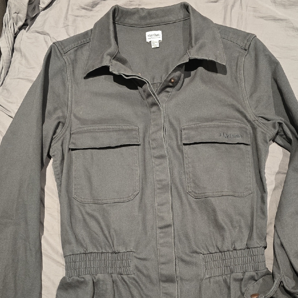 Rhythm Gray Long-Sleeve Romper - Picture 4 of 10